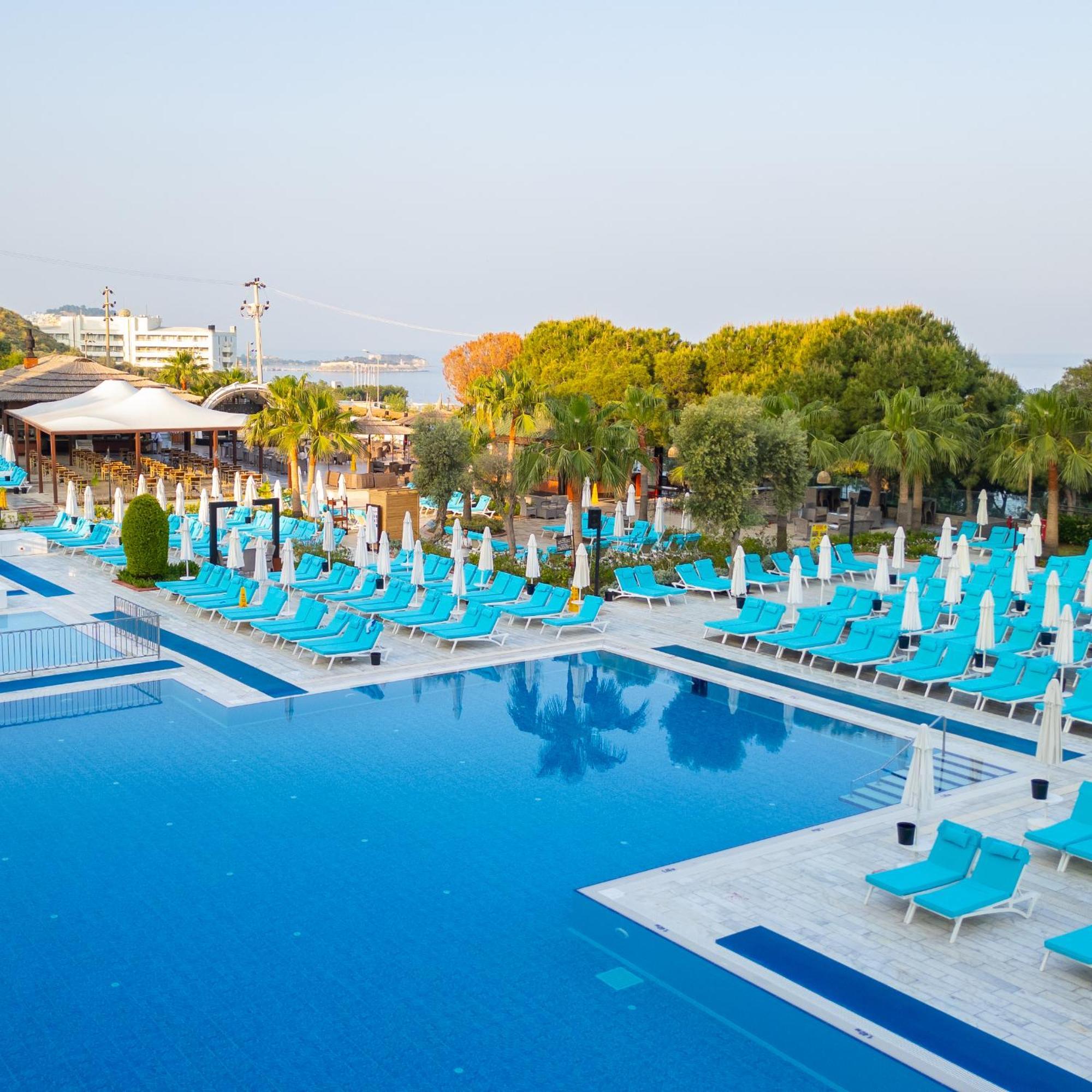 Ramada Resort Kusadasi & Golf Exterior photo Pool at the hotel