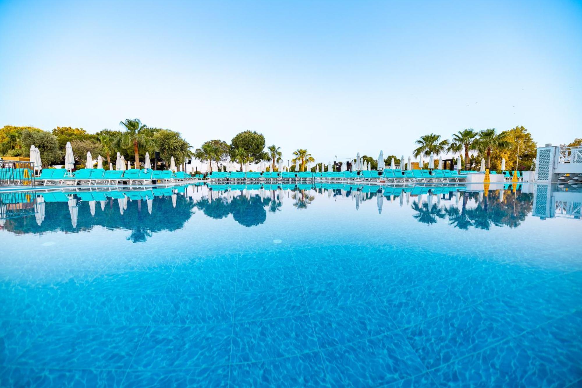 Ramada Resort Kusadasi & Golf Exterior photo The swimming pool at the hotel