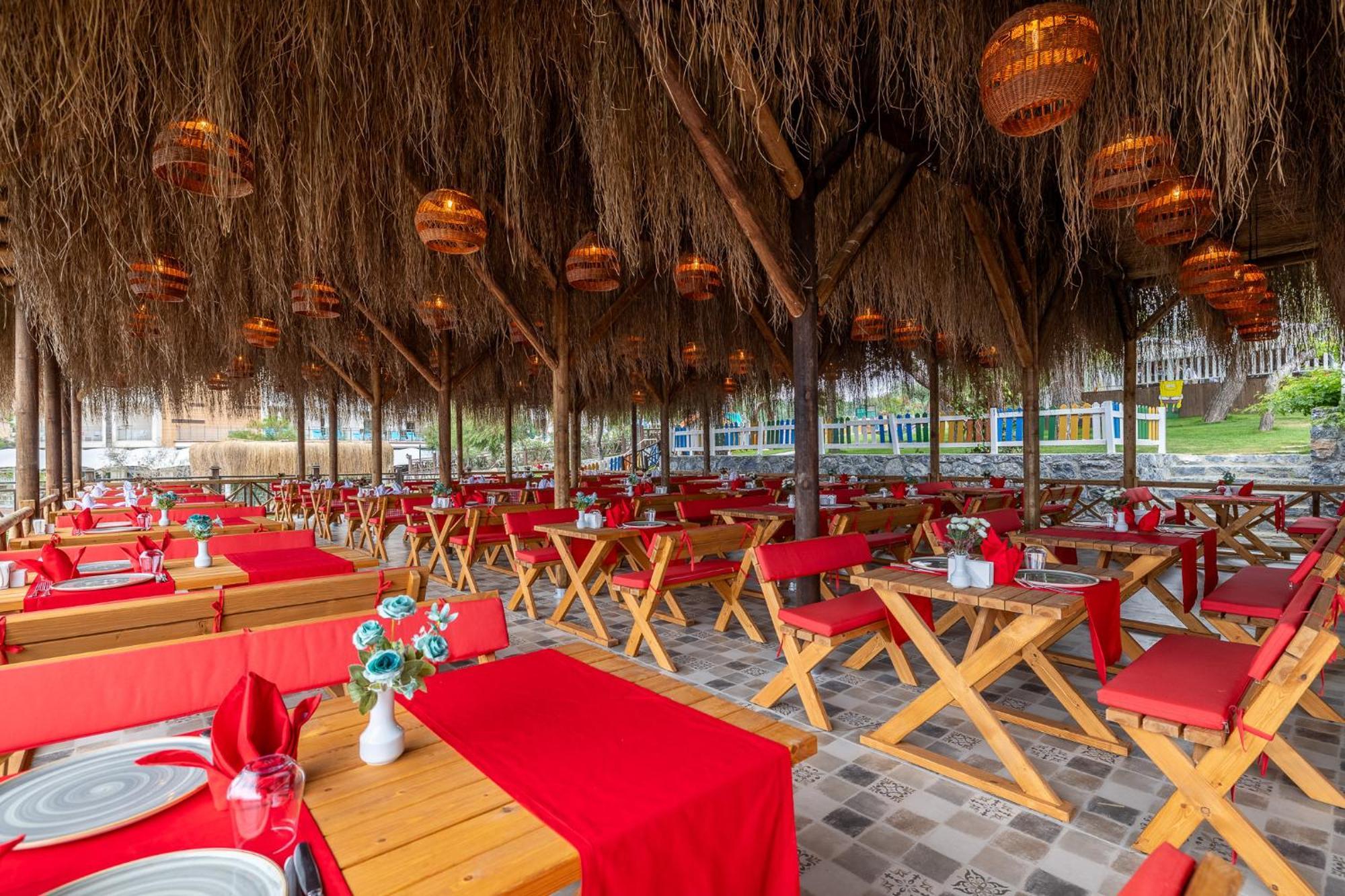 Ramada Resort Kusadasi & Golf Exterior photo Restaurant in the resort